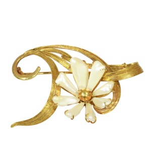 Art Nouveau Flower Brooch with Dogtooth Pearls, circa 1900 in 18ct Gold